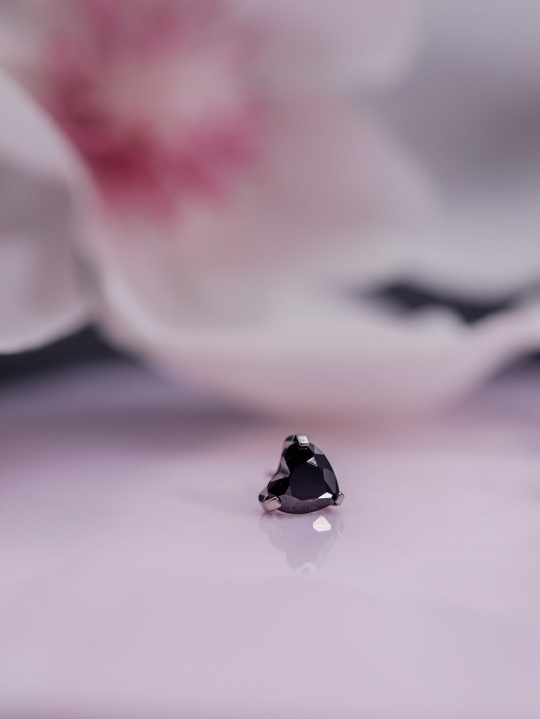 black heart threadless neometal gem in a prong setting for body piercings