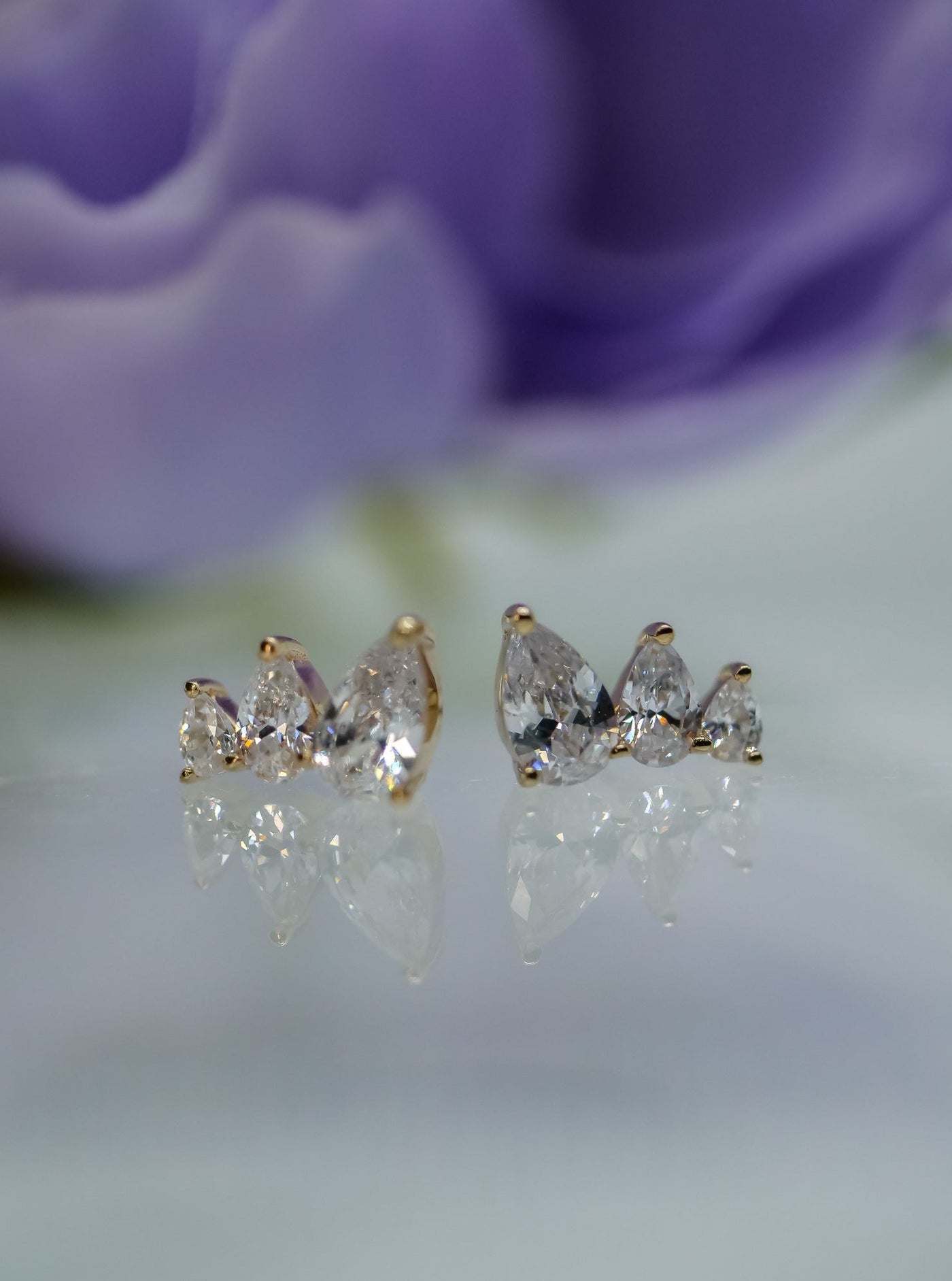 3 tear shape cubic zirconia stones in tapered order in yellow gold