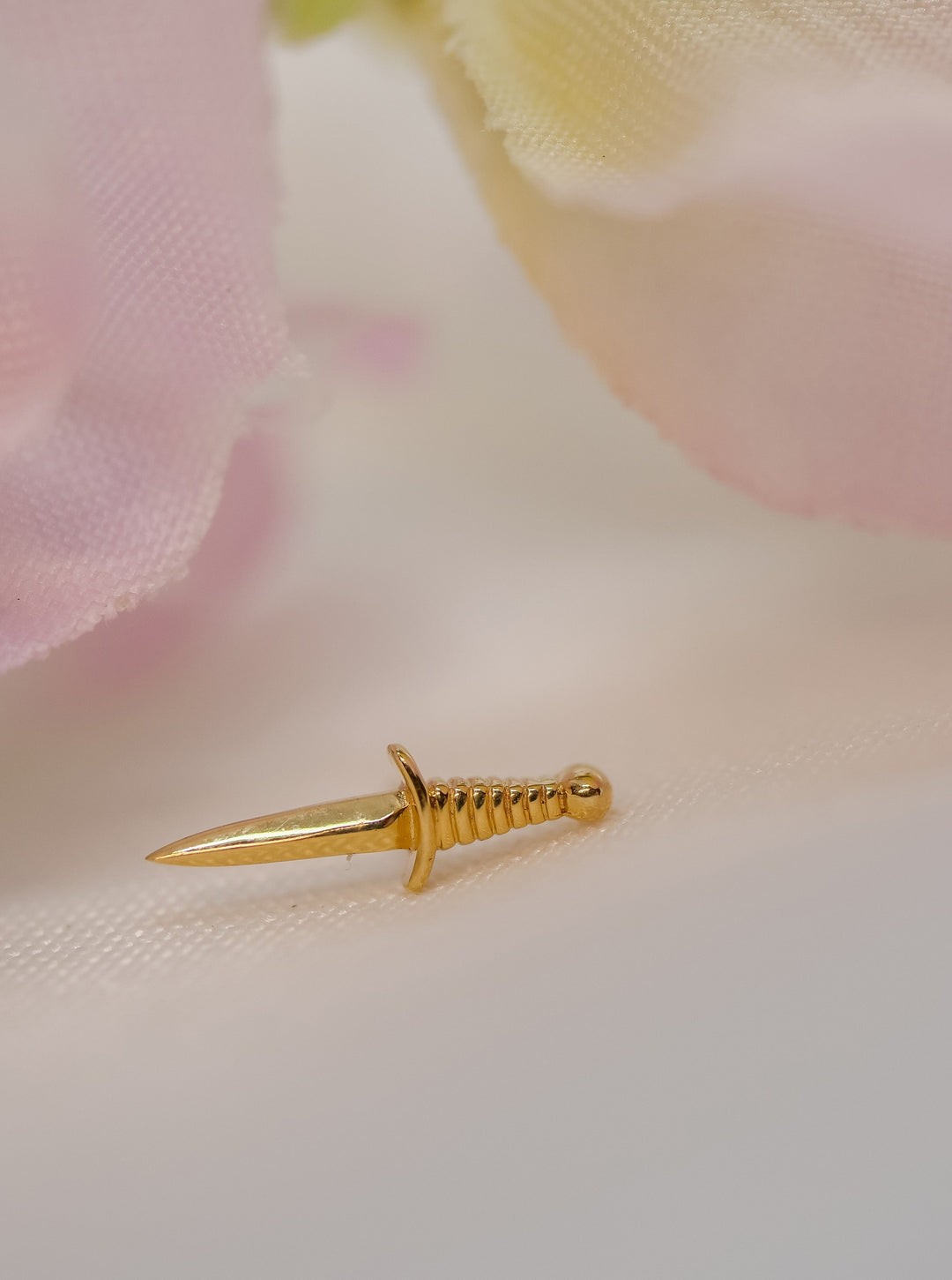 yellow gold threadless end dagger 